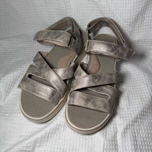 Bzees Traveller Metallic Champagne Strappy Sandals Womens 11M Washable Comfort
